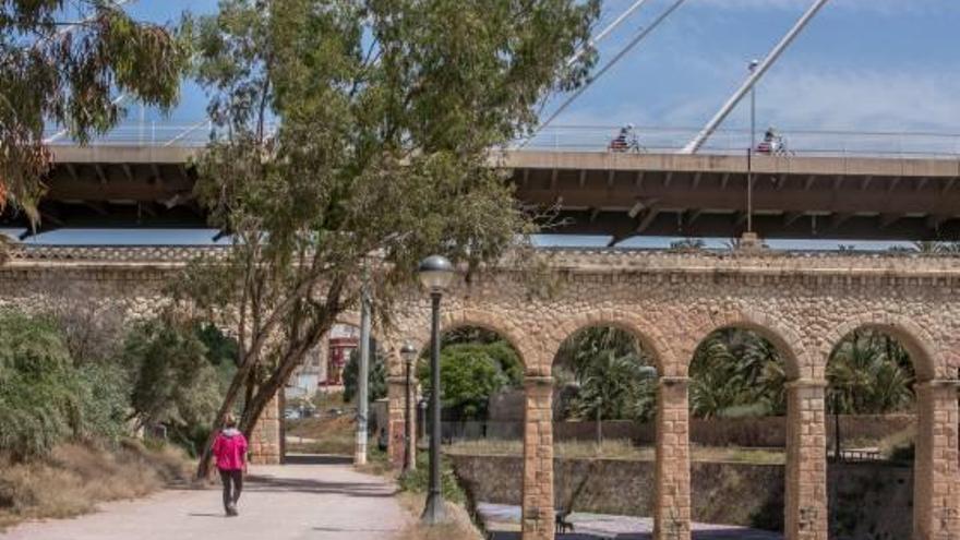 El acueducto de Riegos de Levante, situado junto al puente de la Generalitat.