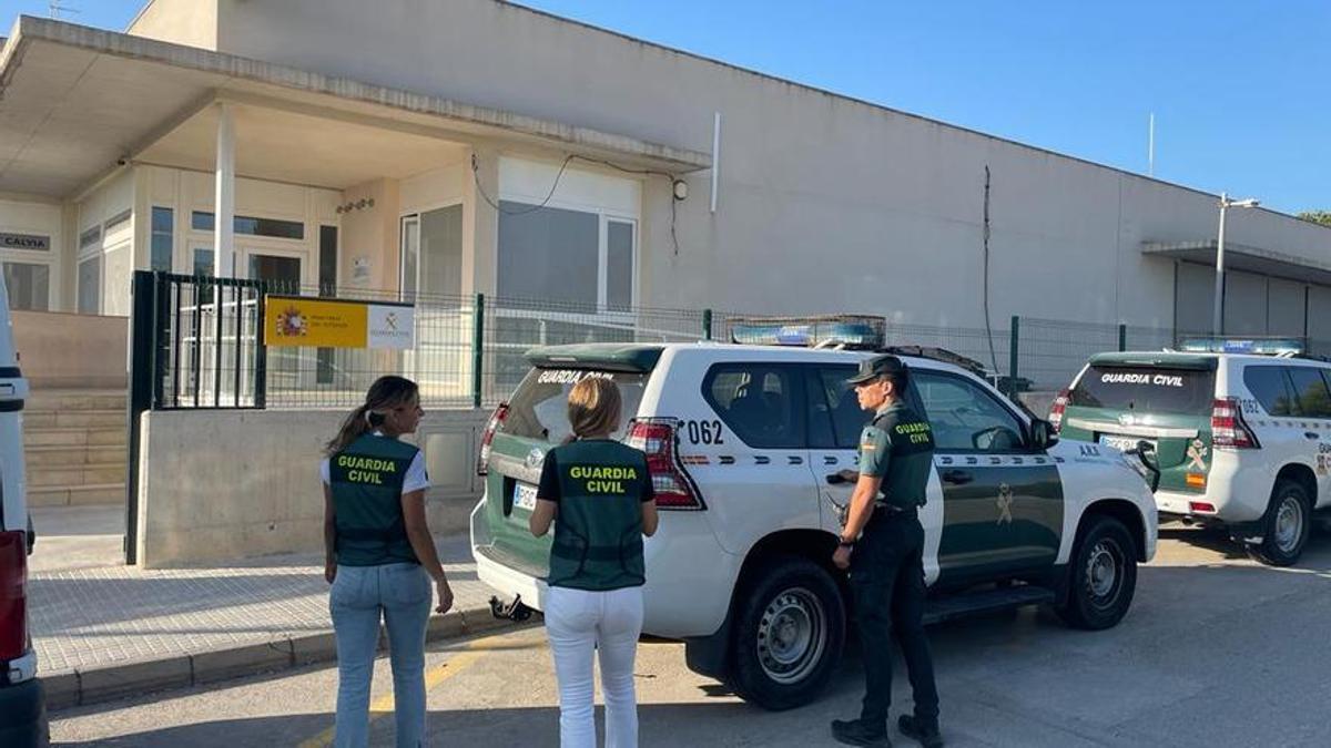 Agentes de la Guardia Civil en el cuartel de Calvià. GUARDIA CIVIL