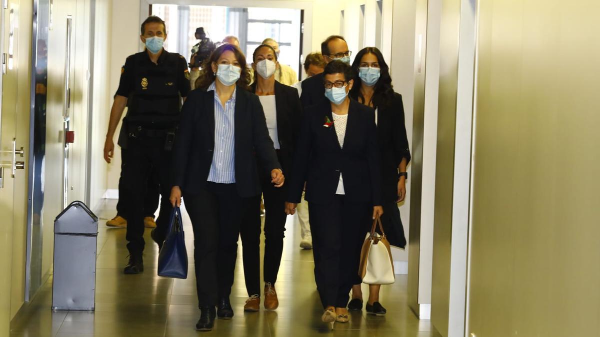 González Laya junto a la abogada del Estado en los pasillos de la Ciudad de la Justicia de Zaragoza.