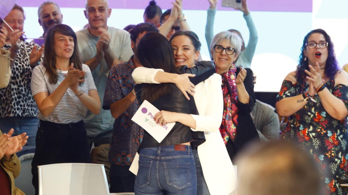 Maru Díaz e Ione Belarra se abrazan en un momento del mitin central de Podemos, en Zaragoza.