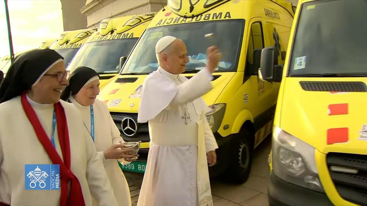 PAPA EN CATALUÑA | León XIV bendice las ambulancias de sor Lucía Caram, que sale de Montjuïc hacia Ucrania: “La fe sin compromiso no es creíble”