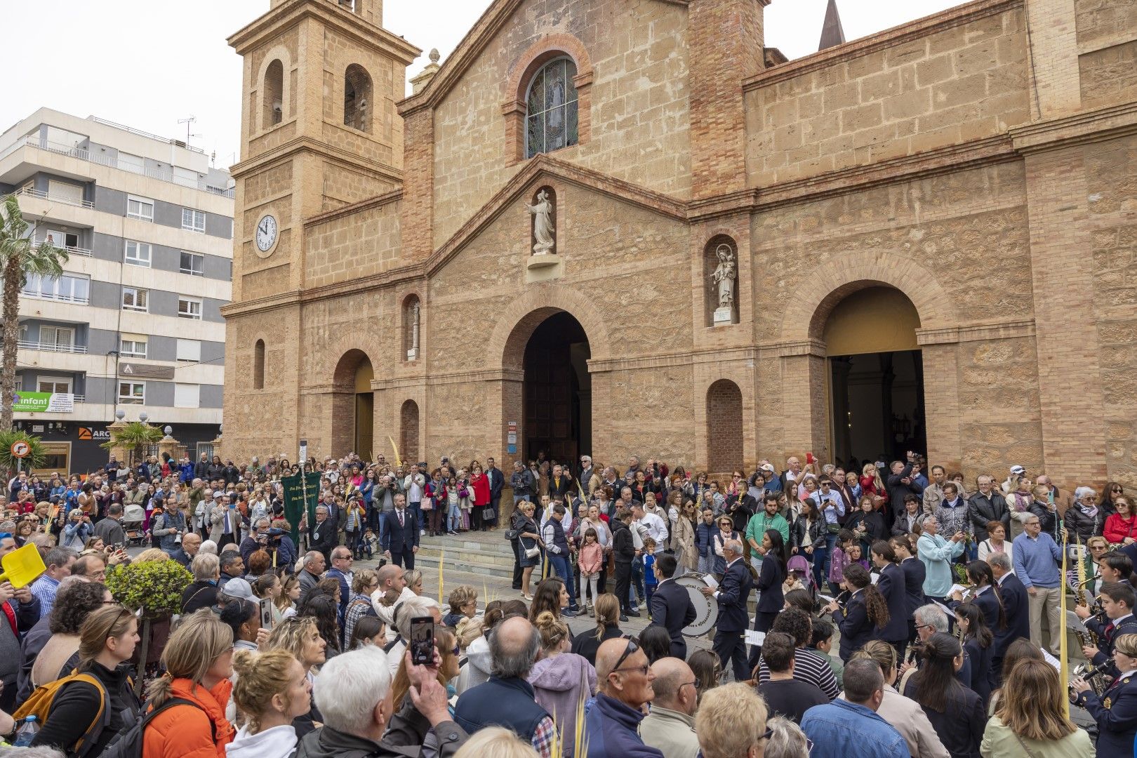 Bendición y procesión de Las Palmas en Torrevieja de Domingo de Ramos en la Semana Santa 2024