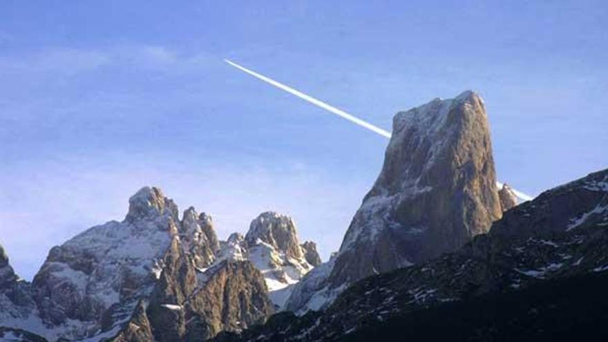 Sobre estas líneas, una imagen del Naranjo de Bulnes. A la derecha y de arriba abajo, se muestran las maravillas de la Cara de Cristo de Celorio, el Ojo de Buey de Peña Mea y la cascada de Oneta. Bajo estas líneas, varias instantáneas de la cueva de Tito Bustillo, el Ídolo de Peña Tu y la Ruta del Agua. | lne