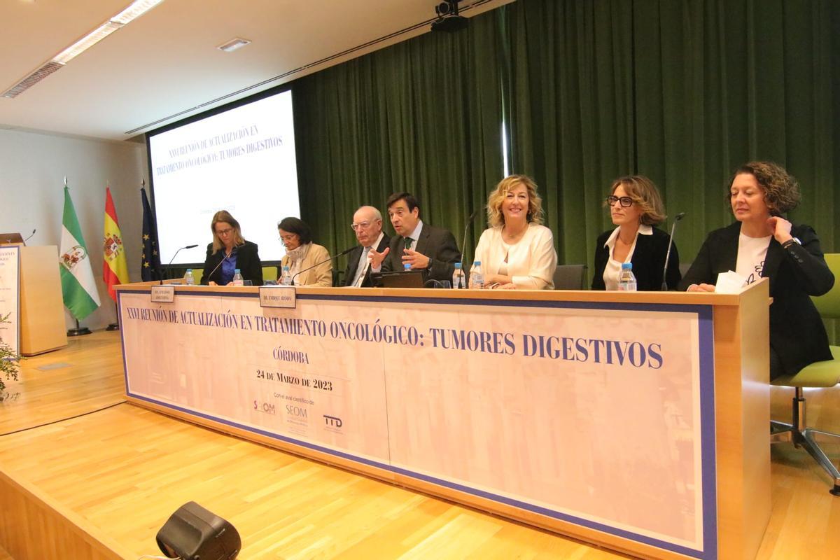 El doctor Enrique Aranda, en el centro, jefe de Oncología Médica del hospital Reina Sofía, servicio que ha organizado la reunión.