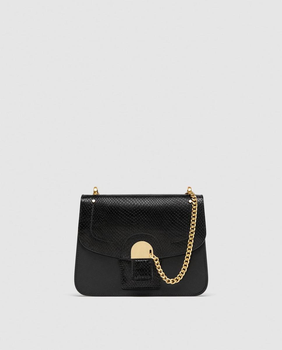 Bolso brocado en negro de Zara. (Precio: 59,95 euros)