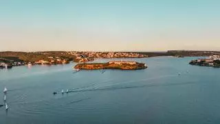 En Menorca puedes escuchar un piano entre 200 velas y acabar el día entre conciertos, teatros y escenarios frente al mar