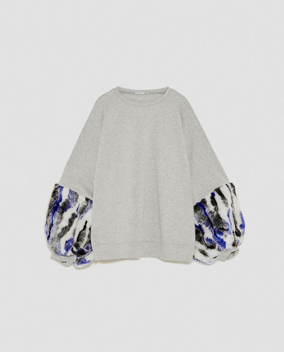 Sudadera con pelo en las mangas de Zara (Precio: 25,95 euros)