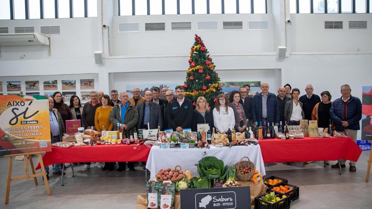 Foto de grupo de los participantes en la presentación de  'Aixó sí és Nadal'.