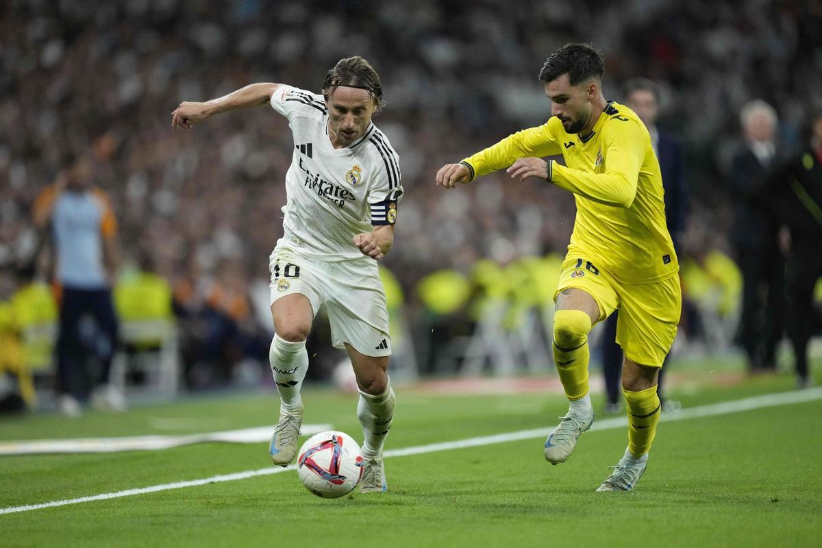 Luka Modric pugna con Alex Baena durante el encuentro entre madridistas y castellonenses