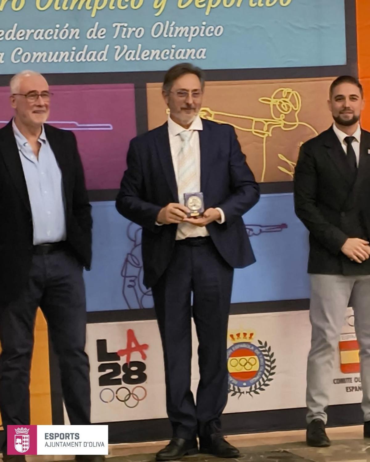 El deportista de Oliva posa con el galardón