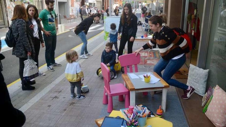 Actividades para los más pequeños, ayer, en la calle Cruz Roja. // Rafa Vázquez