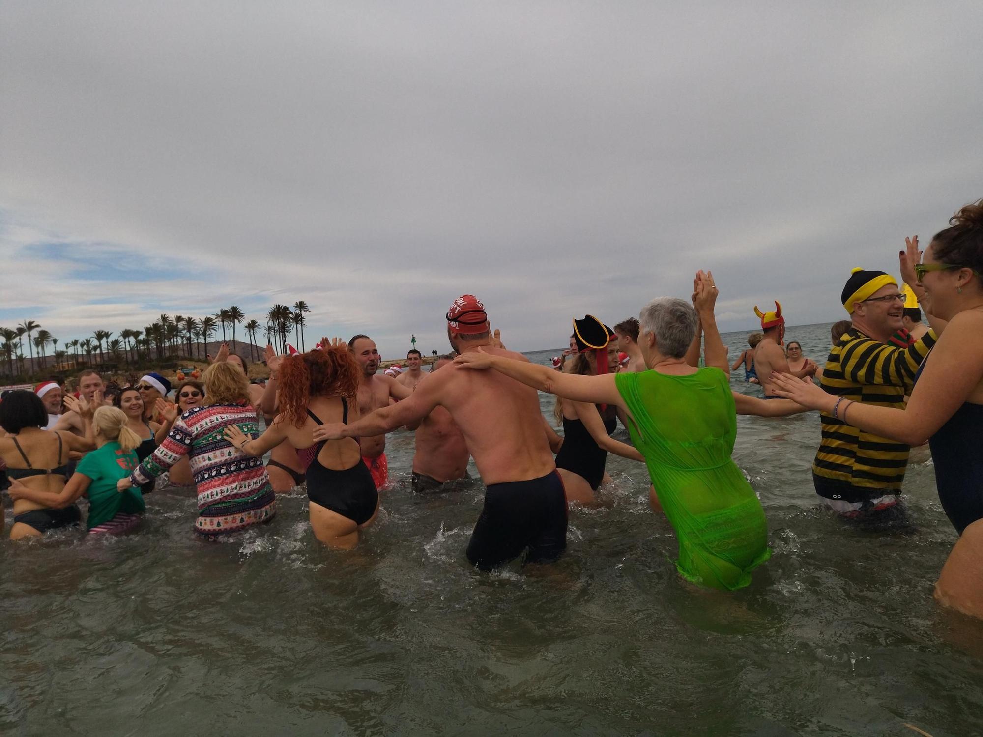 Una multitud se zambulle por la solidaridad en Xàbia