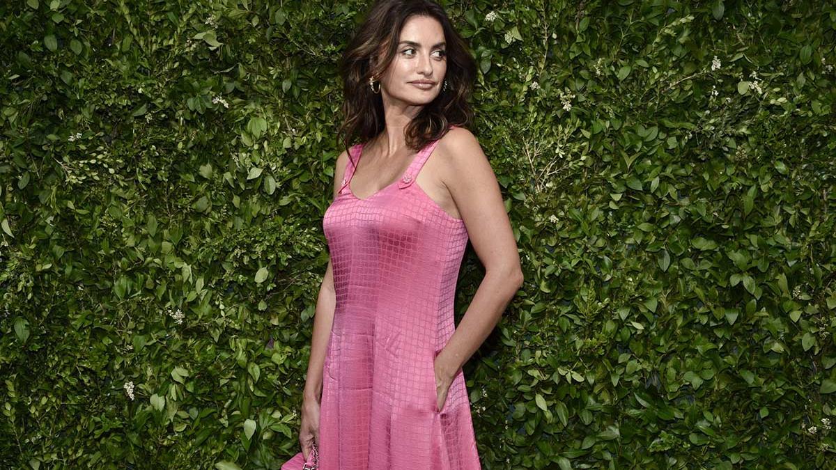 El vestido de 17 euros rosa fucsia para seguir la estela de Penélope Cruz