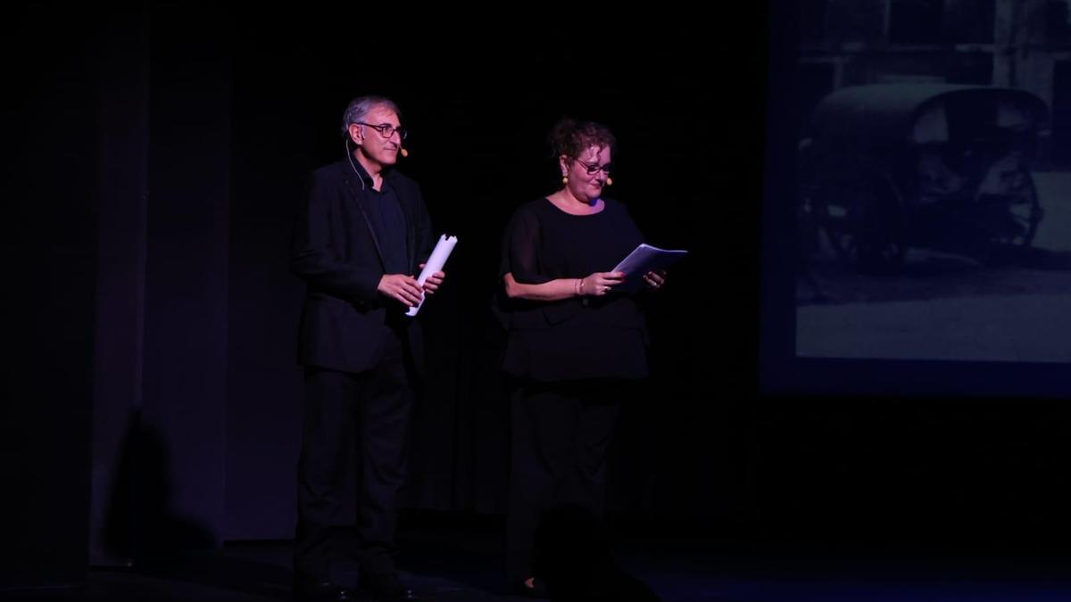 Adela Ferrándiz y Juan Antonio Olmedo leyeron frases de las personas entrevistadas.