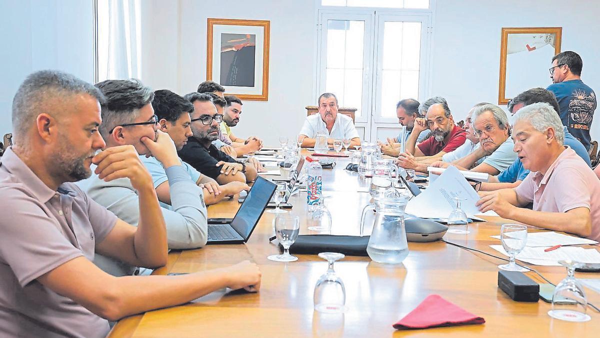 Reunión de los representantes del Cabildo y los siete ayuntamientos de Lanzarote.