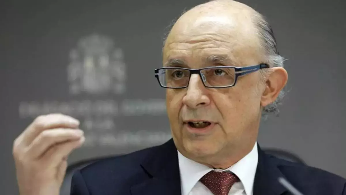 El juez reconstruye cómo Montoro amañó desde Hacienda dos impuestos para firmas gasísticas: "Como siempre, la vía directa es pagar"