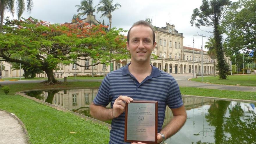 Daniel Vázquez, con el premio, en Sao Paulo. // FdV