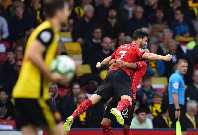 El delantero de Southampton, Shane Long, celebra el primer gol con el mediocampista Nathan Redmond (R) durante el partido de fútbol de la Premier League inglesa entre Watford y Southampton en el Vicarage Road Stadium en Watford, al norte de Londres.