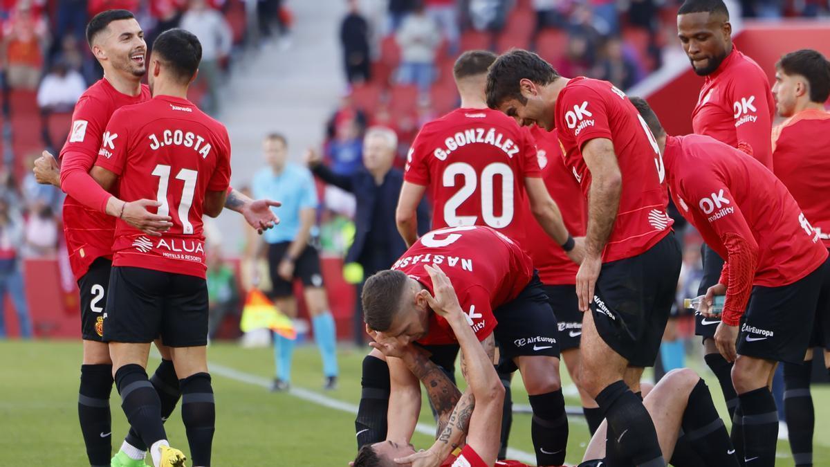 El Mallorca sumó tres puntos vitales contra el Granada para alejarse de la zona de descenso