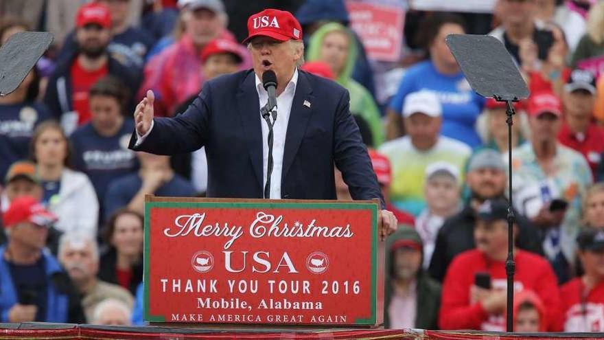 Trump pronuncia en Mobile (Alabama), donde comenzó su campaña, el último discurso de su gira de agradecimiento a sus votantes. // Efe