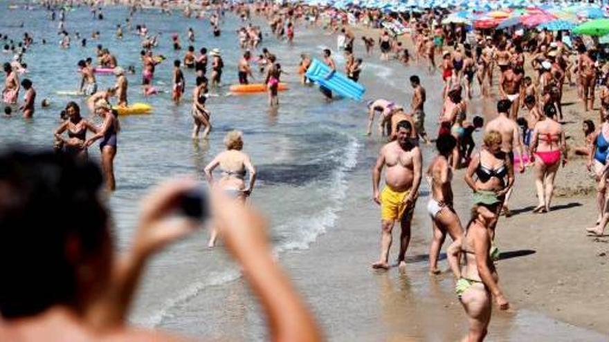 Los bañistas aprovecharon ayer el buen tiempo de septiembre para copar las playas de Benidorm.