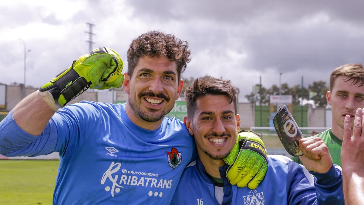Bernabé y Jorge Barba, exteriorizando su alegría el domingo tras ganar al Montijo.
