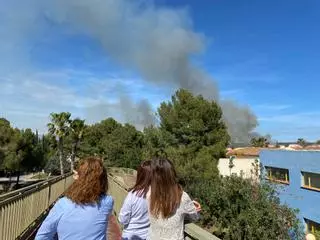 Desalojan a los primeros vecinos de Masía de Traver tras el incendio forestal en Riba-roja