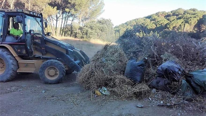 Sadeco limpia un vertido incontrolado en Trassierra tras demandarlo los vecinos