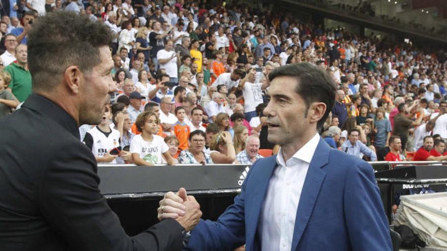 Simeone y Marcelino, en Mestalla antes del Valencia -Atlético.