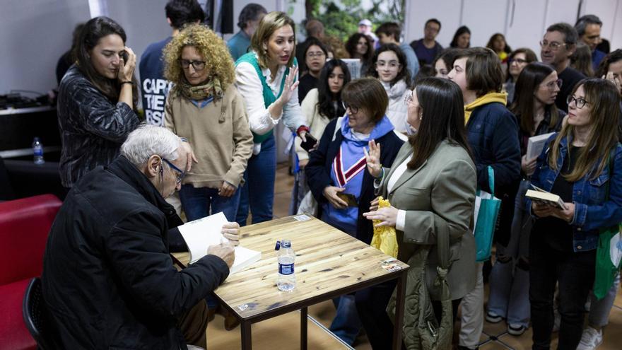 Pablo Vierci desata la locura en la Feria del Libro de Cáceres con &#039;La sociedad de la nieve&#039;