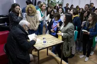 Pablo Vierci desata la locura en la Feria del Libro de Cáceres con 'La sociedad de la nieve'