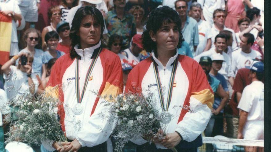 Conchita Martínez, junto a Arantxa Sánchez-Vicario, en el podio olímpico