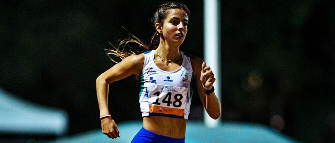 La atleta formenterense Andrea Romero, cuyo objetivo es acudir al próximo Europeo, se emplea sobre el tartán en una carrera. | A.R.