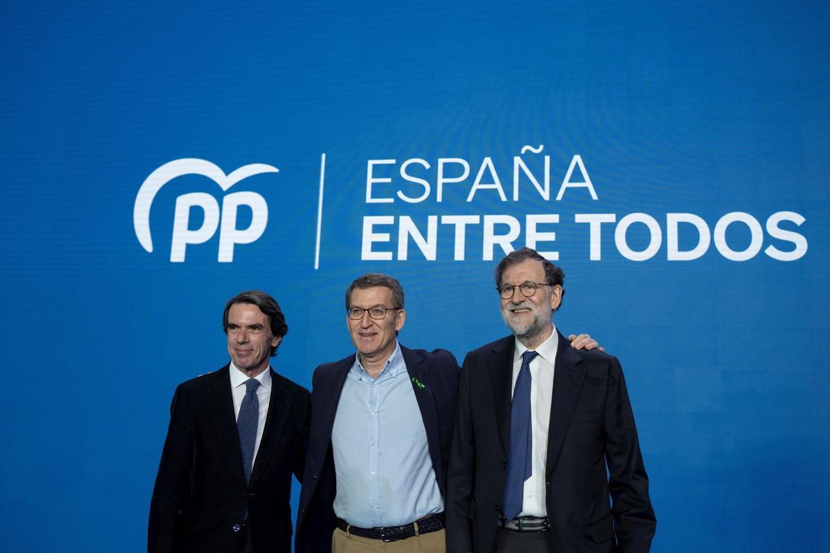 El expresidente del Gobierno, José María Aznar; el presidente del Partido Popular, Alberto Núñez Feijóo; y el expresidente del Gobierno, Mariano Rajoy.