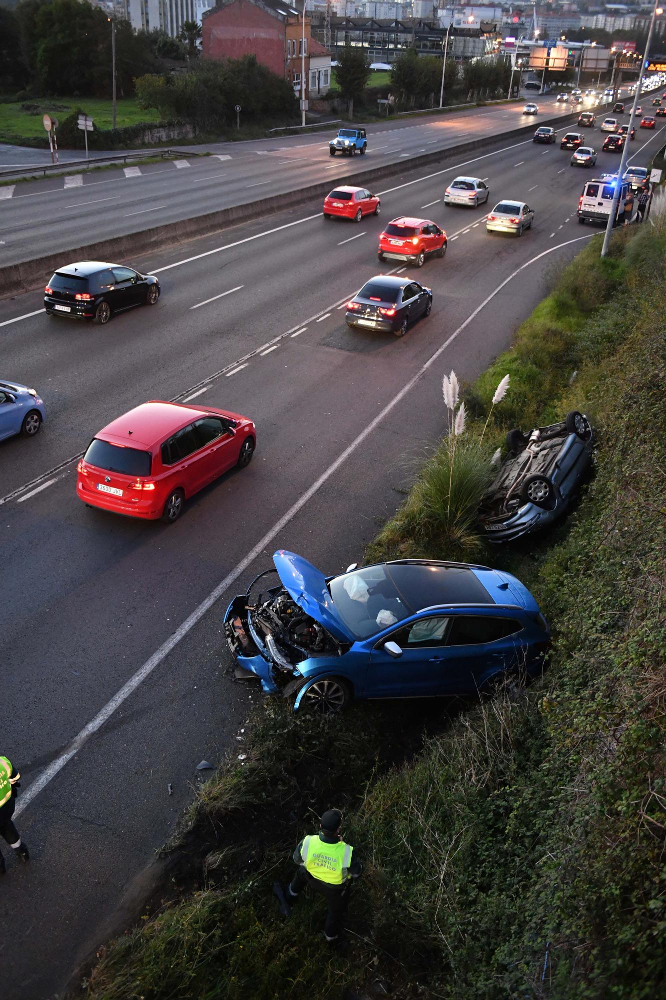 Atasco en la entrada a A Coruña desde la AP-9 por un accidente en Alfonso Molina