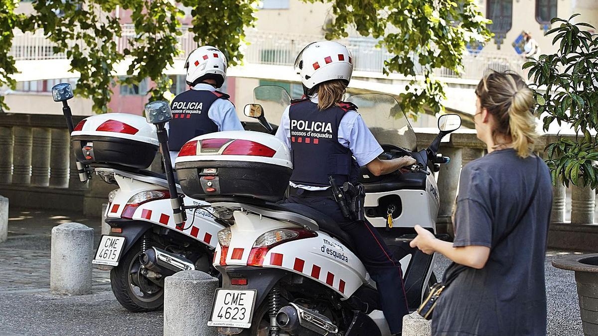 Els Mossos d’Esquadra patrullant pel  centre de Girona per prevenir robatoris.   | MARC MARTÍ
