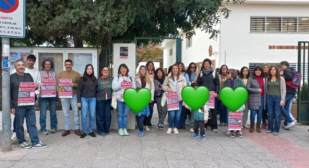 Profesores del colegio público de Mutxamel Manuel Antón, en una protesta por la enseñanza pública y las mejoras laborales