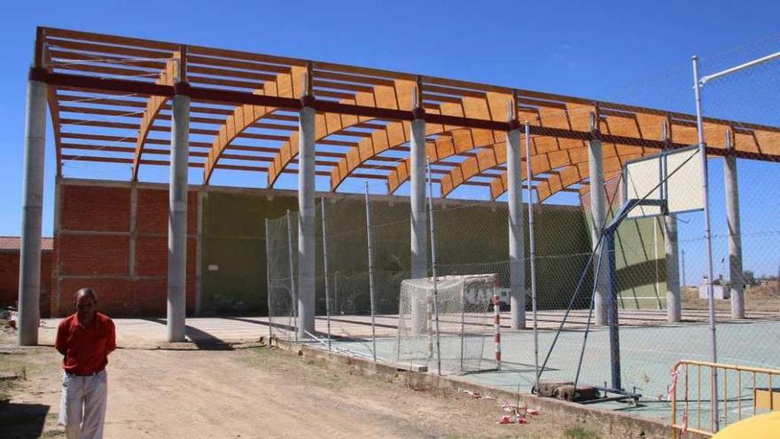 Estado actual de las obras que convertirán el frontón en un pabellón polideportivo.