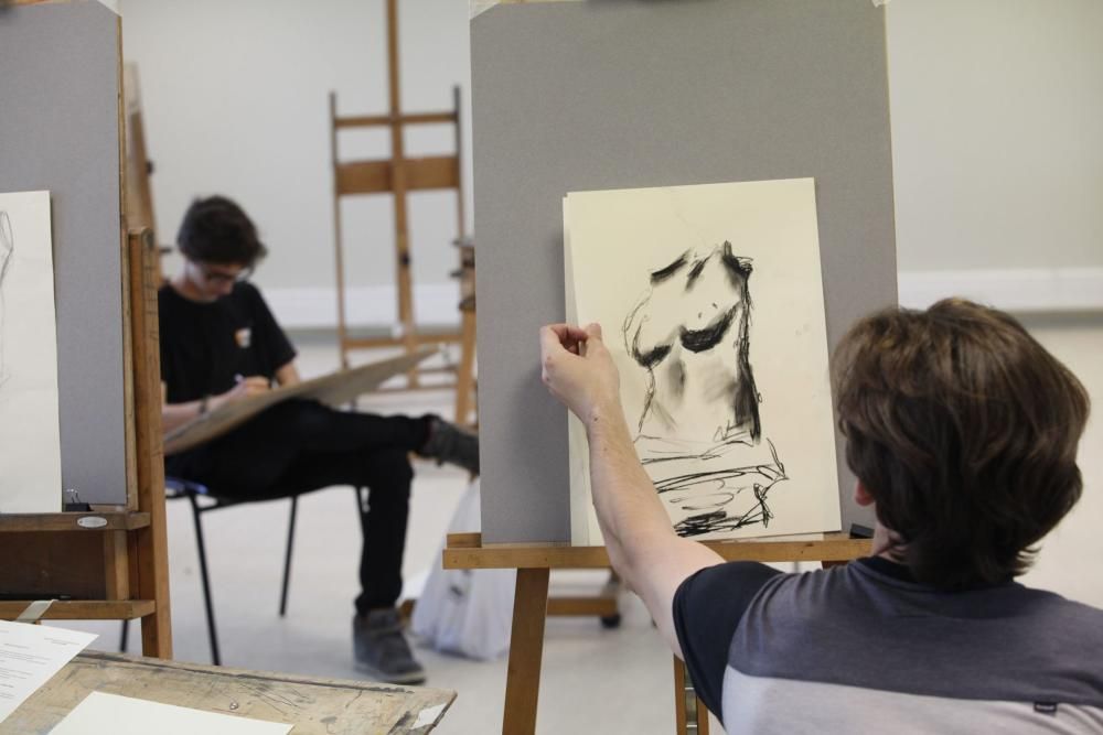 Alumnos del IES de la Laboral haciendo el examen de Dibujo Artístico en le PAU