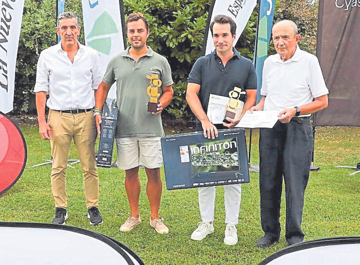 GANADORES ABSOLUTOS. Alejandro Ruales Río y Pablo Álvarez Fuentes, junto a Moisés Álvarez, presidente de Grupo Moisés Álvarez; y Jorge Pañeda, concejal de Deportes del Ayuntamiento de Gijón.