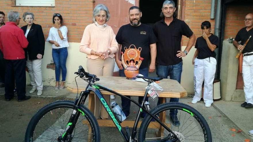 Entrejaras bike sortea la bicicleta en beneficio de la asociación contra el cáncer.