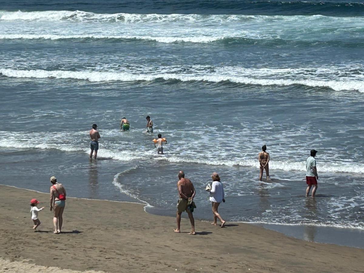 EN IMÁGENES: Labores de búsqueda por tierra, mar y aire de Iyán García, avilesino de 19 años desaparecido tras ser arrastrado por la corriente en Salinas.