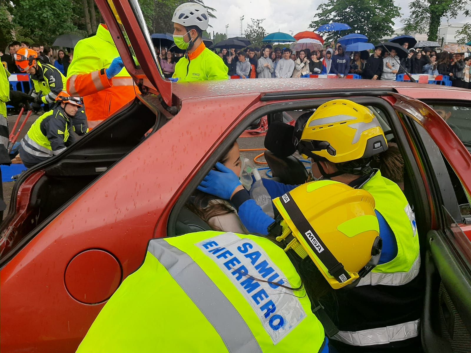 El IES de Noreña se examina de Emergencias: así ha sido el simulacro de accidente celebrado en el centro