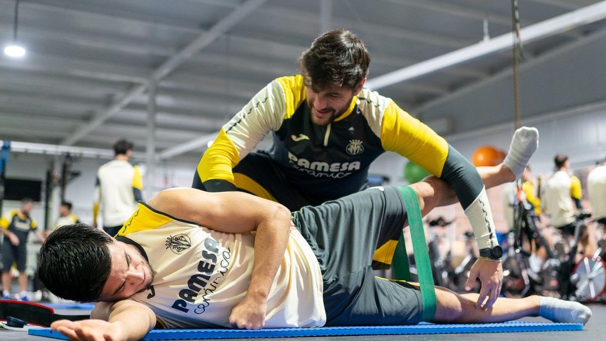El hispano-marroquí Ilias Akhomach, durante una de las sesiones de rehabilitación con uno de los readaptadores del Villarreal CF en Miralcamp.