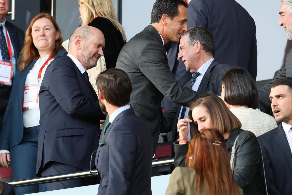 Rafael Louzán y Abel Caballero se saludan en el palco de Balaídos en un partido de la selección española femenina.