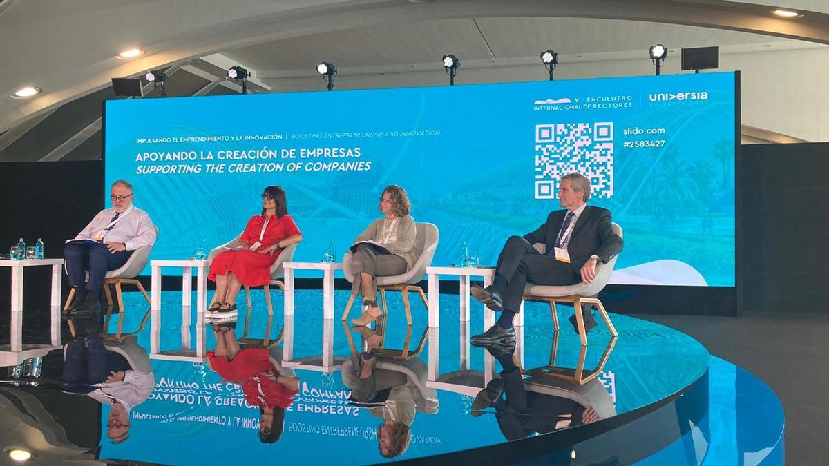 Eduardo Hebel, Adriana Tortajada, Laia Nadal y Julián Rodríguez durante el segundo panel de Universia.