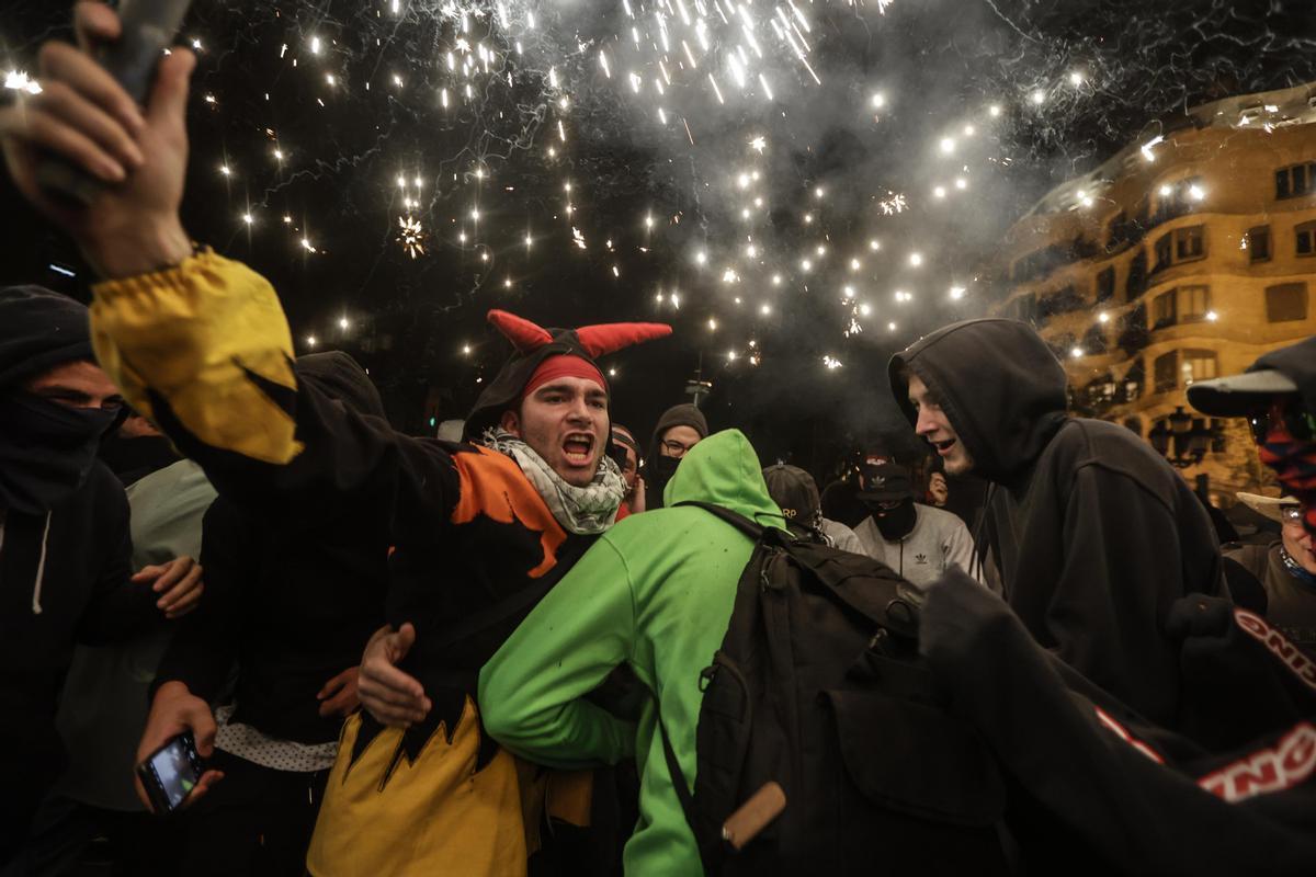 Los diables incendian el Passeig de Gràcia durante el correfoc de la Mercè.