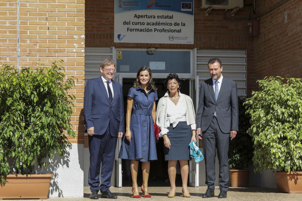 La Reina Letizia visita el IES Severo Ochoa de Elche.