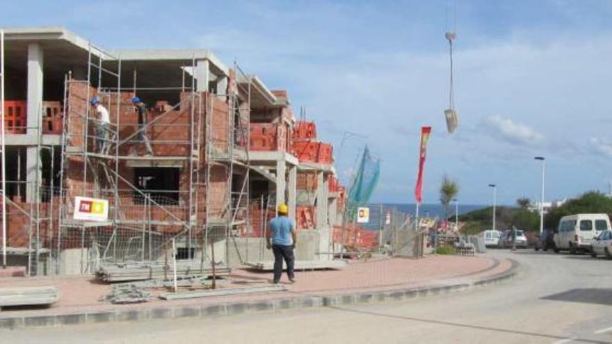 Imagen de una promoción que está en construcción en estos momentos en primera línea de costa de Torrevieja.