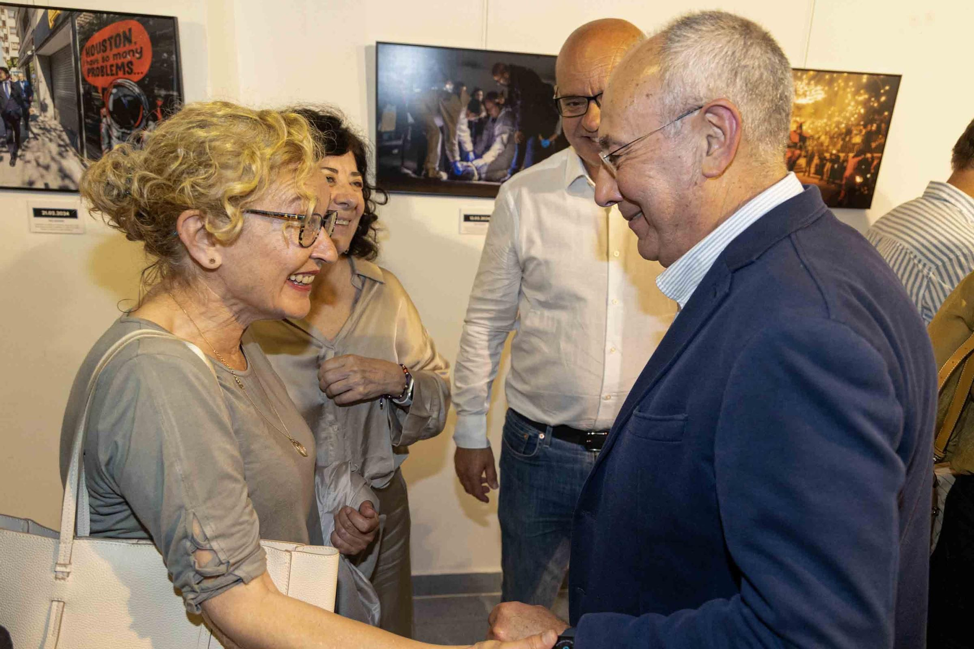 lleno total en la inauguración de INFotoperiodistas 2024,. un año de fotografía de prensa en Alicante